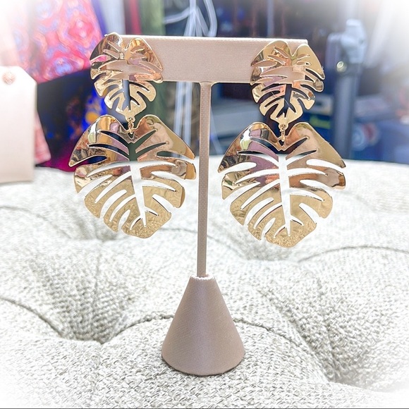 💕Beautiful Gold Plantain Leaves Fashion Earrings💕 - Picture 1 of 5